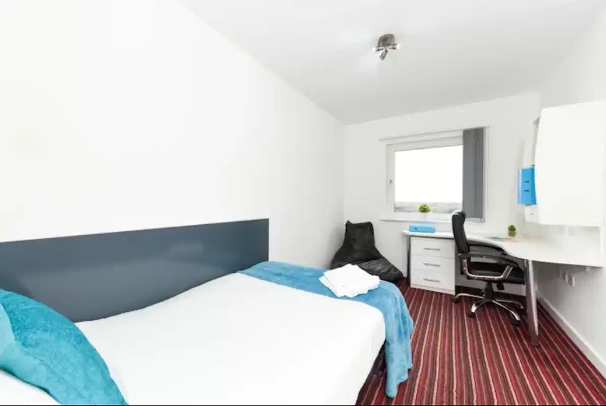 Five Bed Gold - Bedroom