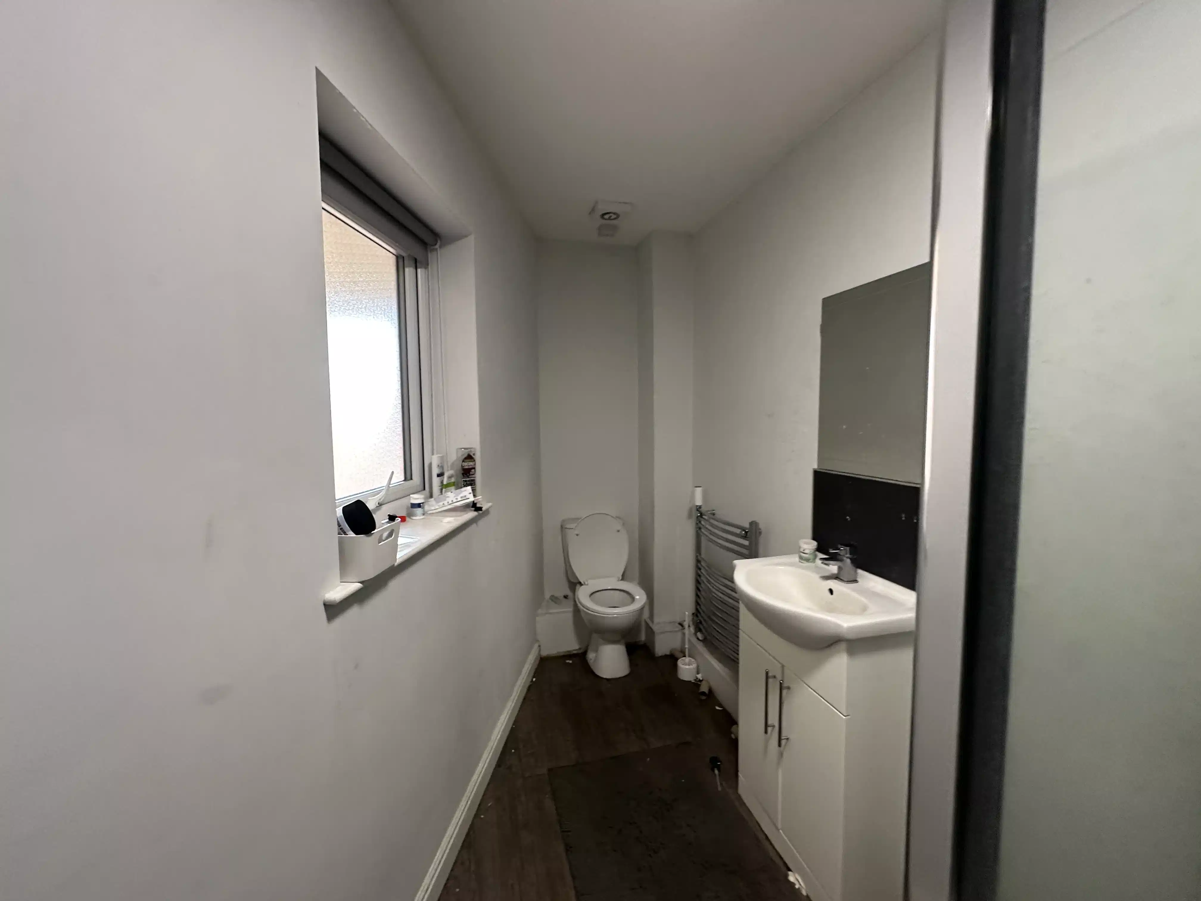 Five Bed Flat - Bathroom