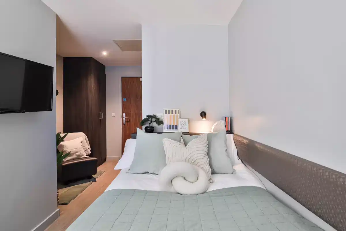 Classic 2 Bed Apartment - Bedroom
