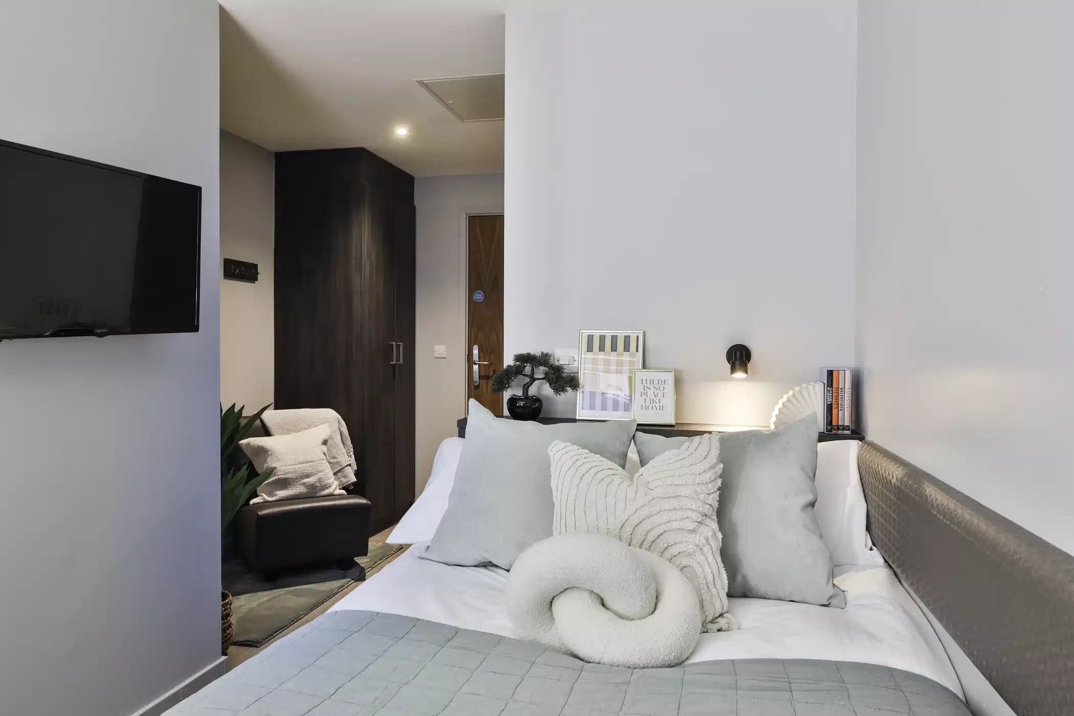 Classic 2 Bed Apartment - Bedroom