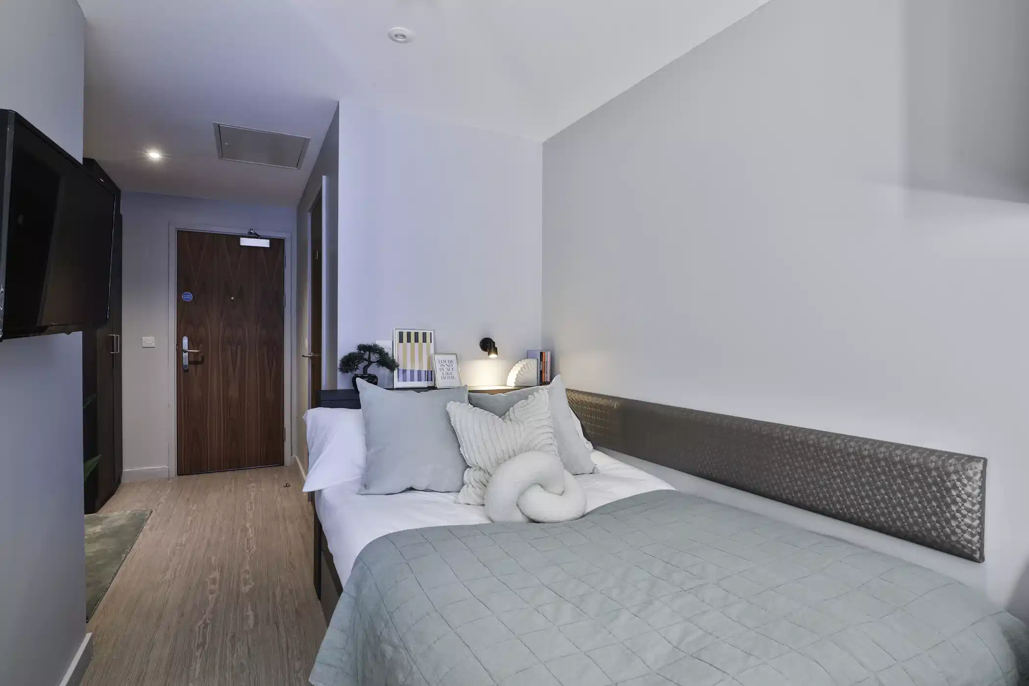 Classic 2 Bed Apartment - Bedroom