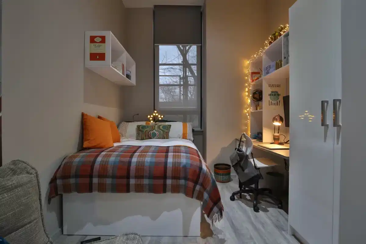 Classic Bigger Studio - Churchyard View - Bedroom
