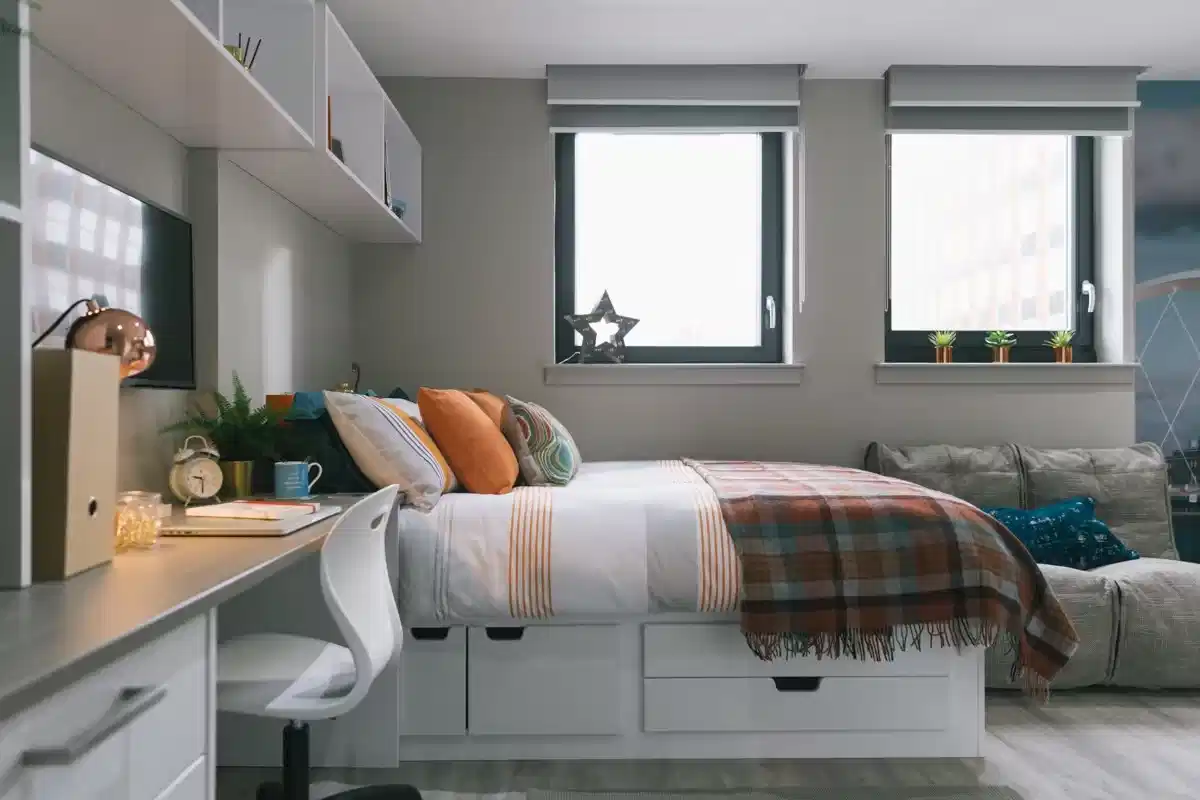 Classic 2 Bed Apartment - Bedroom