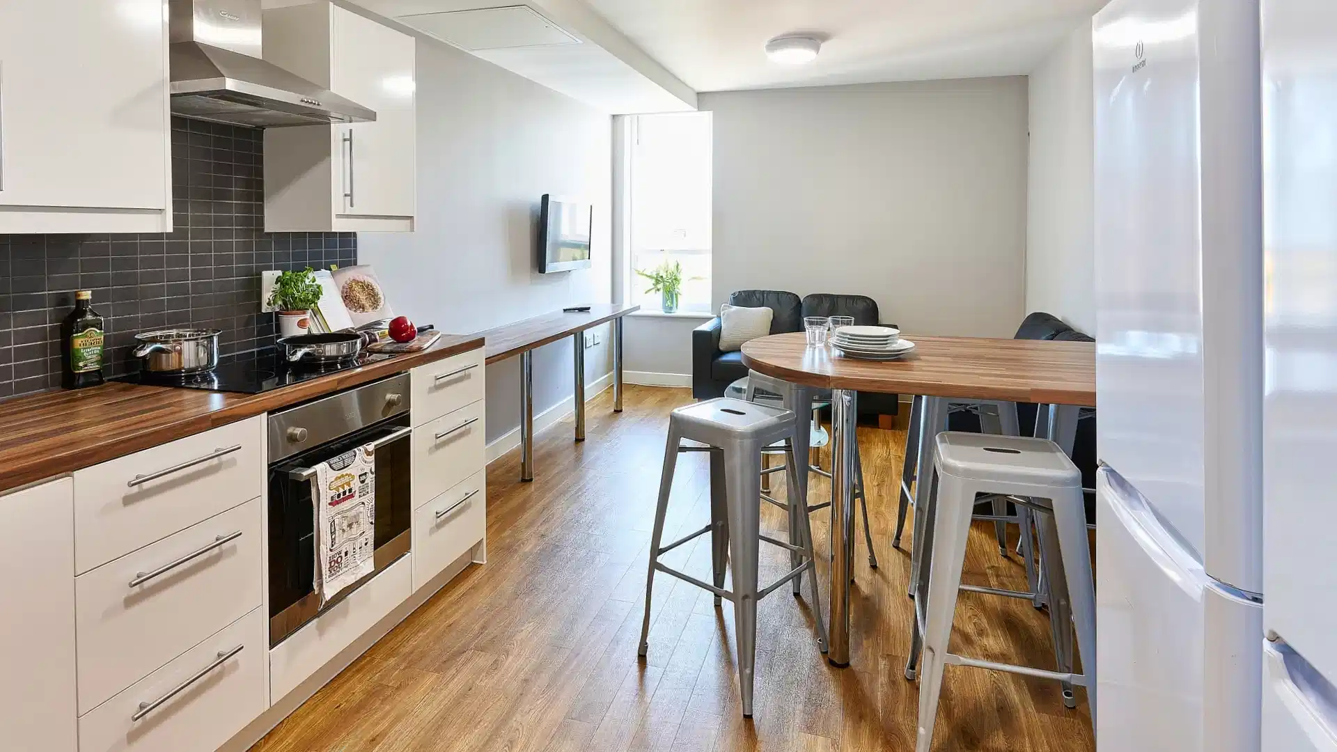 Classic En-suite in a 6-bed flat - Kitchen