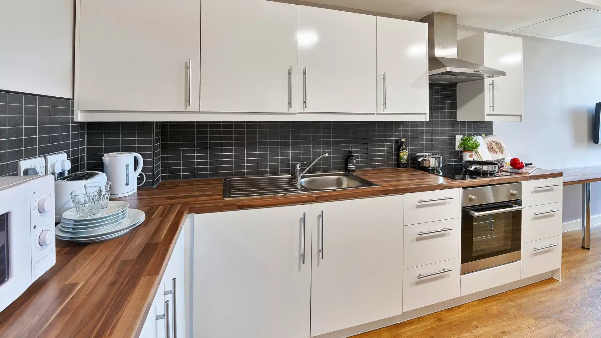 Classic En-suite in a 6-bed flat - Kitchen