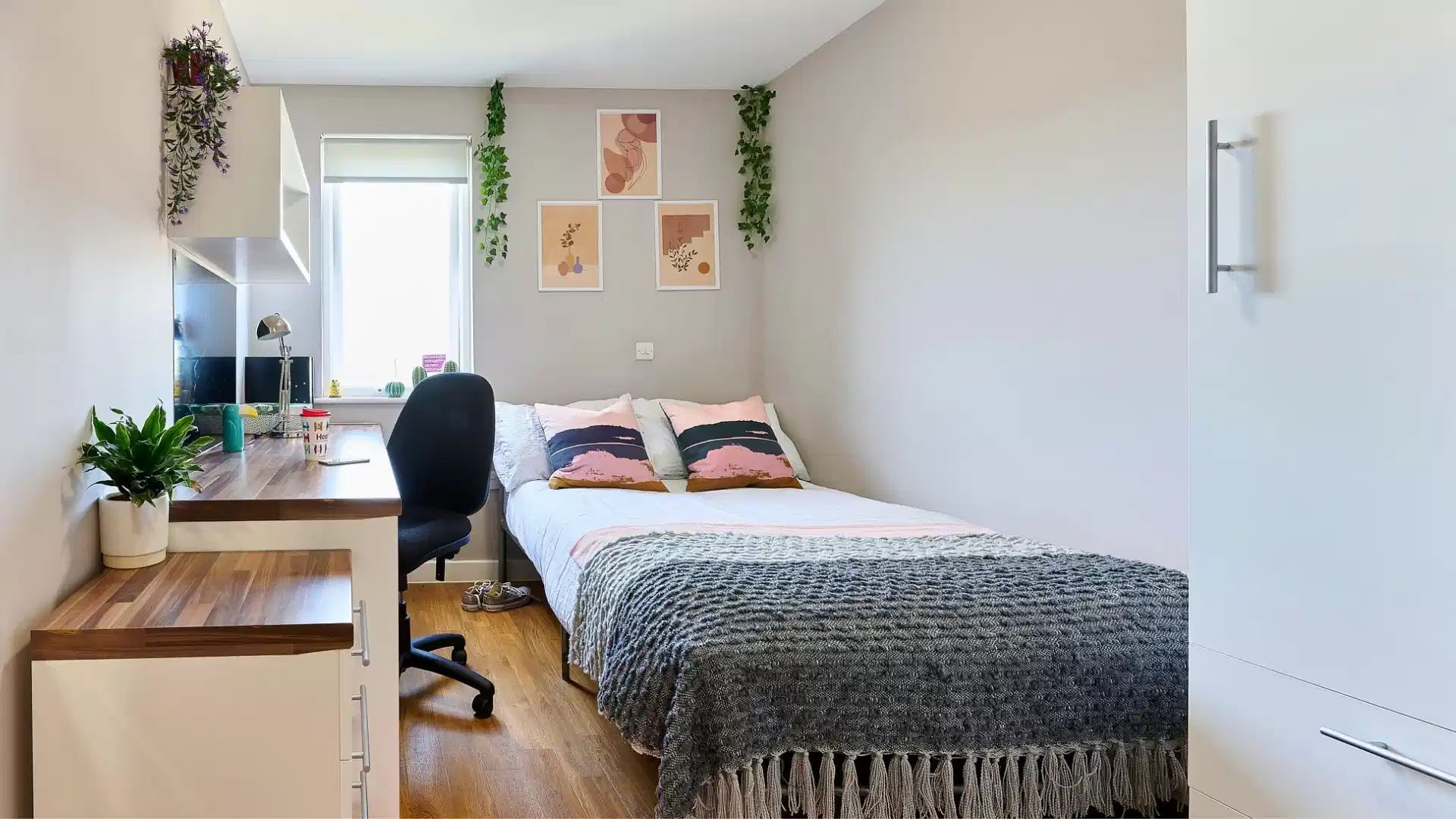 Classic En-suite in a 6-bed flat - Bedroom