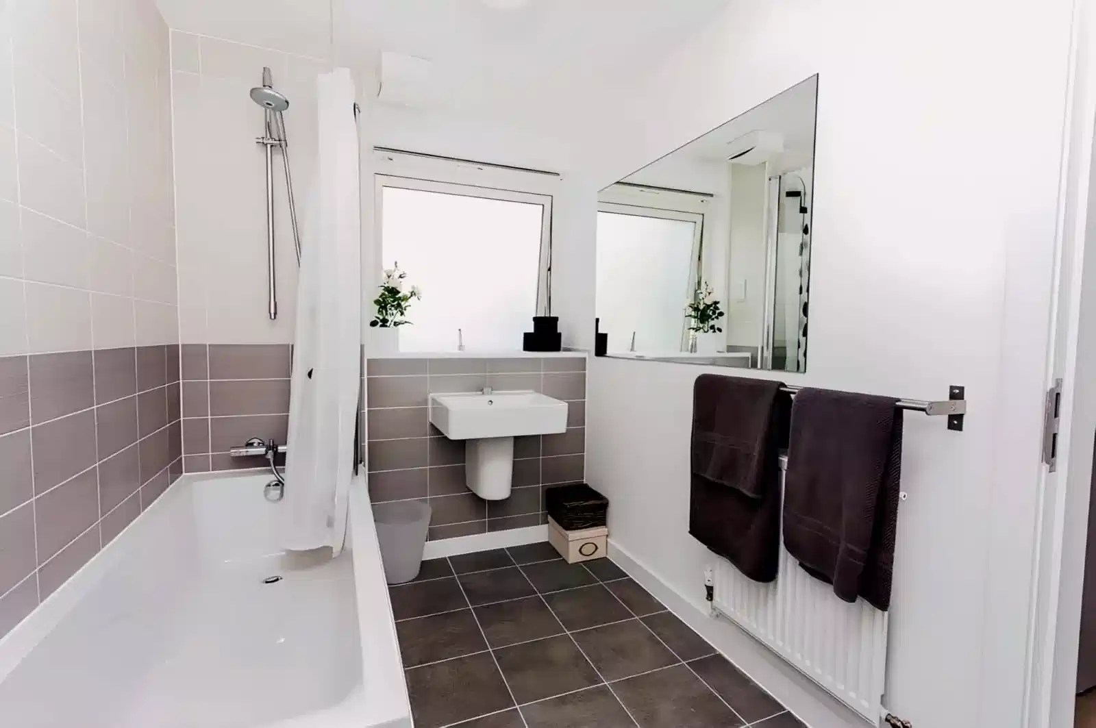 Premium Plus - Large 4 Bed Flats - Bathroom