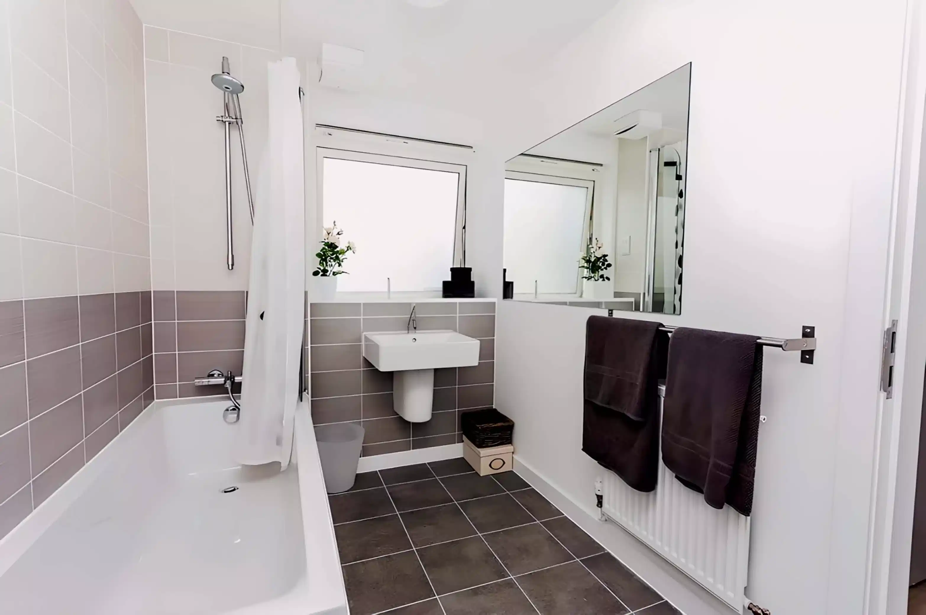 Premium Plus - Large 4 Bed Flats - Bathroom