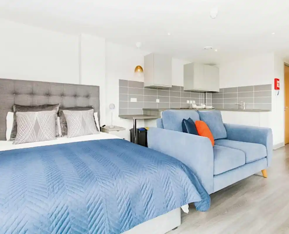 Essential Apartment - Bedroom