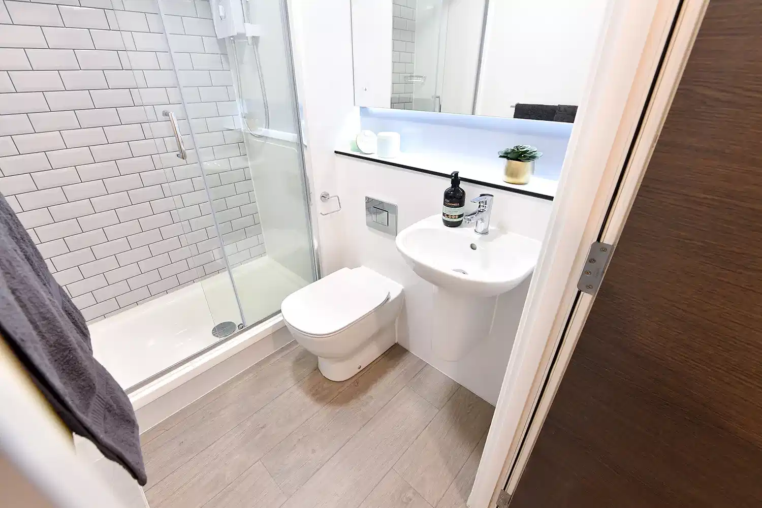 Deluxe - Bathroom