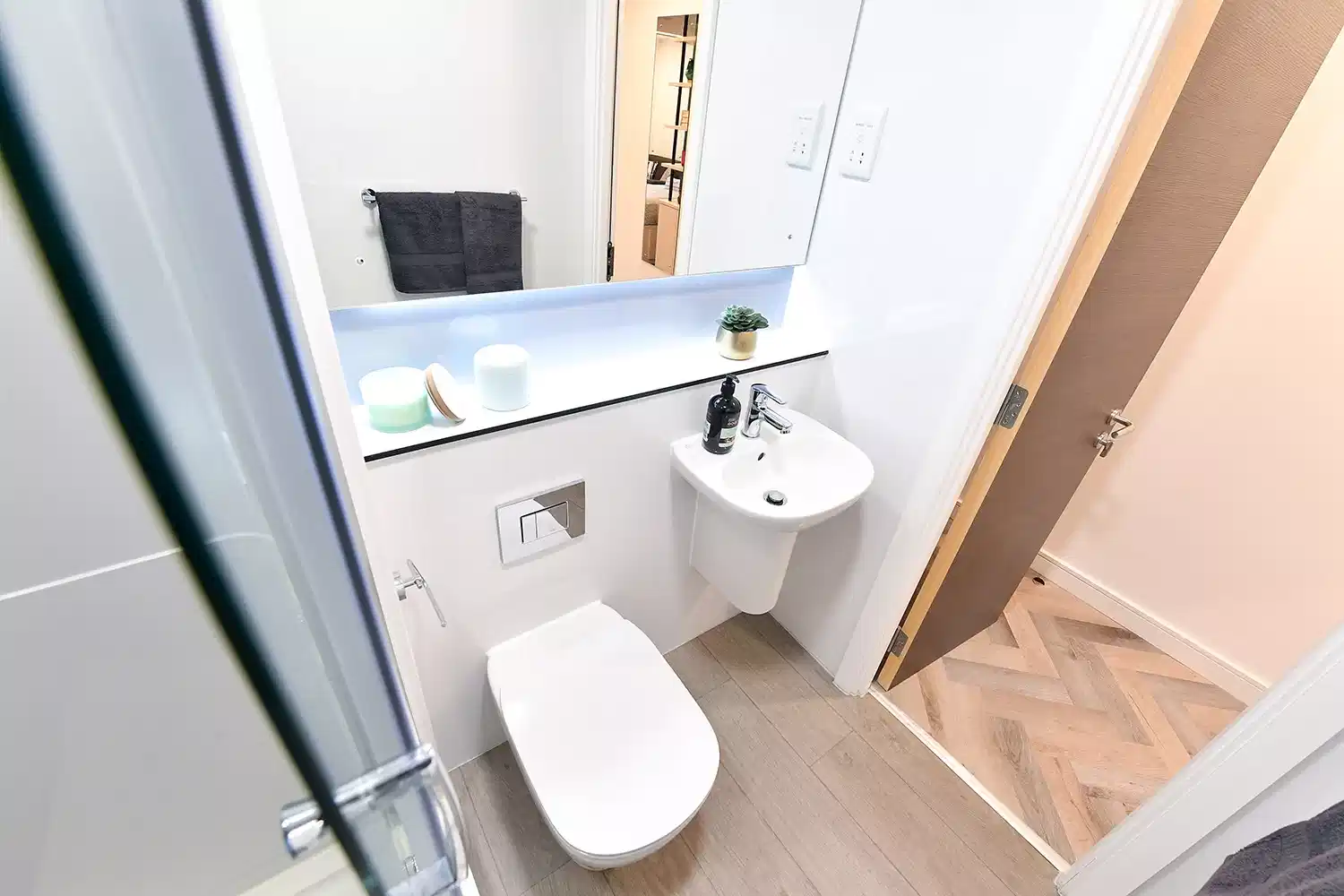 Deluxe - Bathroom