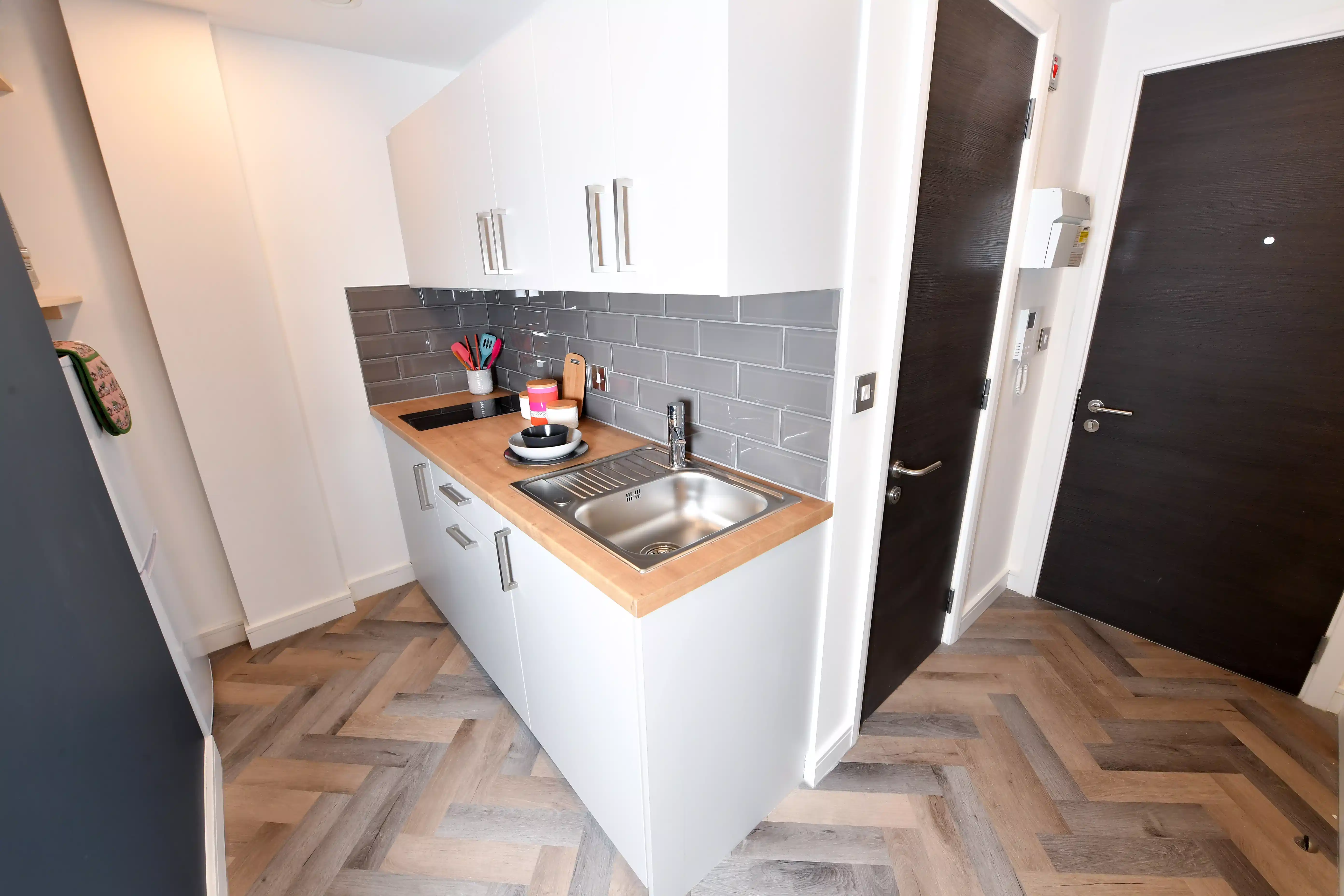 Deluxe - Kitchen