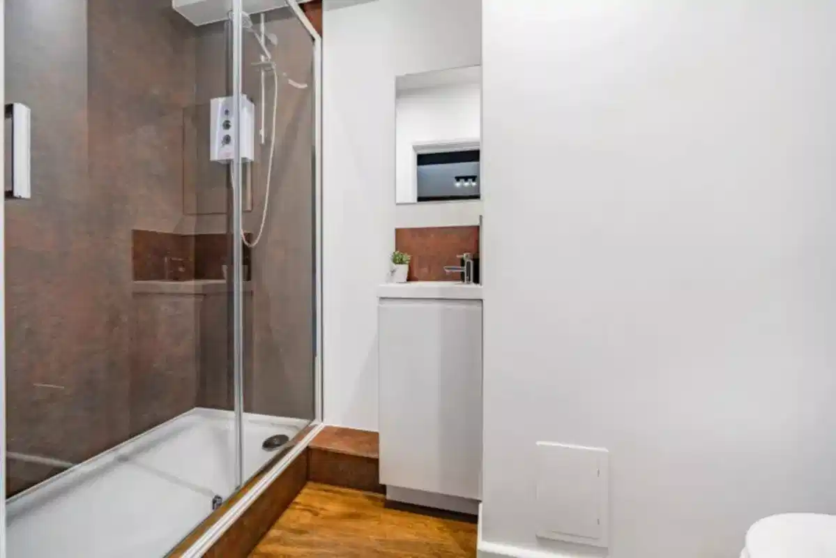 Bronze Studio - Bathroom