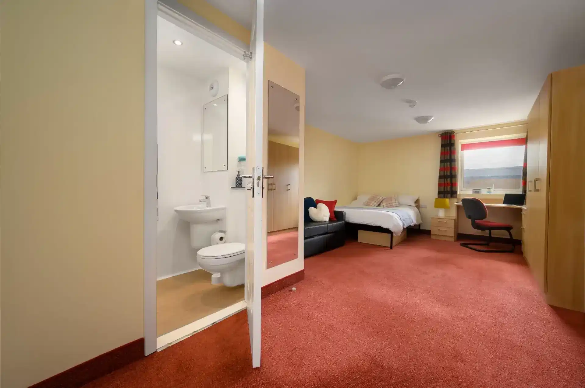 6 Bed Three Floor Flat- Deluxe - Bedroom