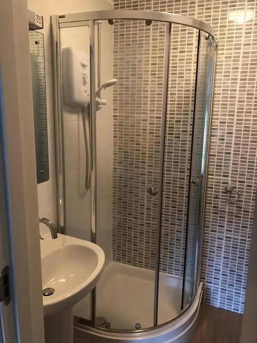 8 Bed House- Deluxe - Bathroom