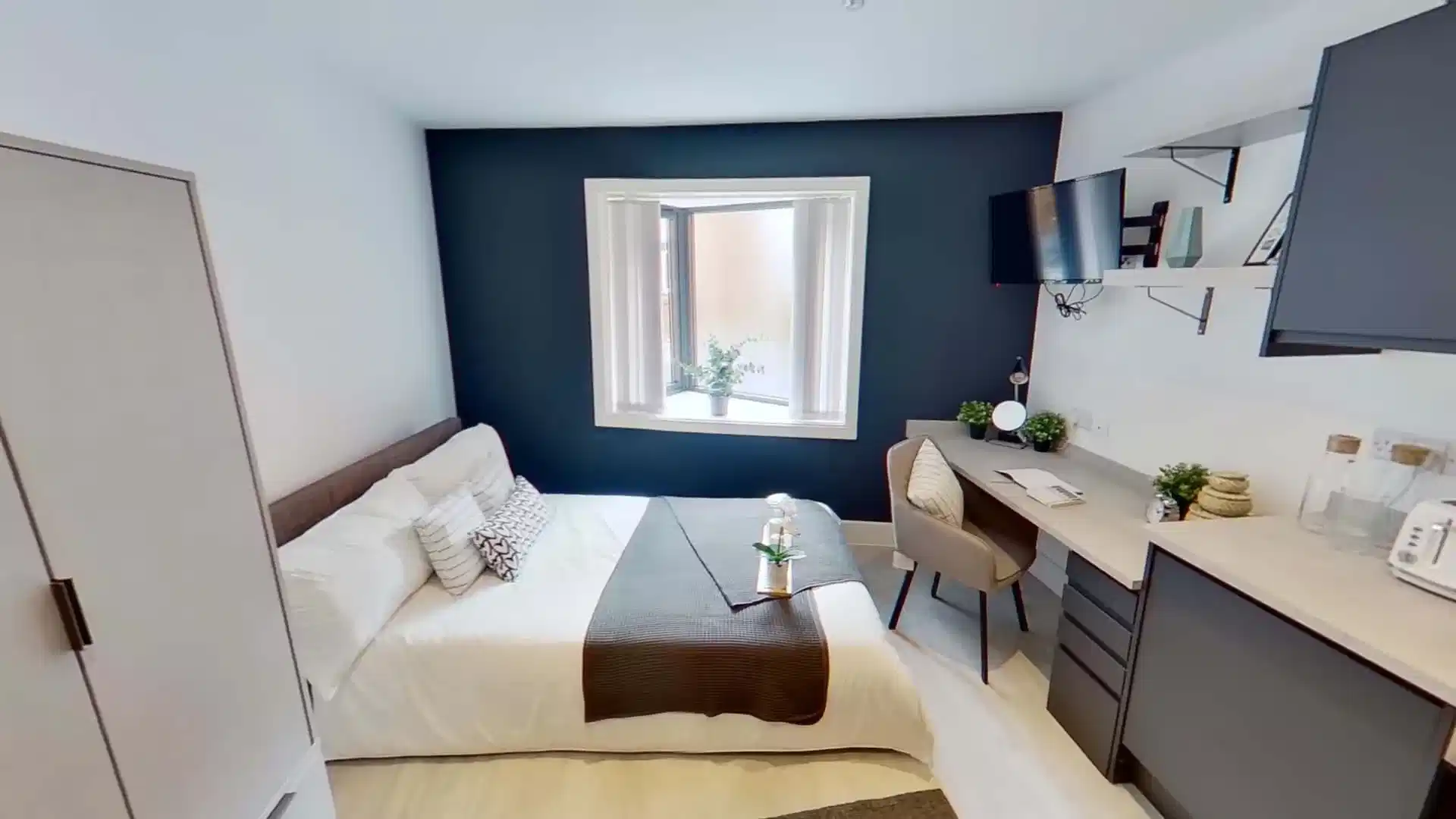 Large Scenic Studio - Bedroom