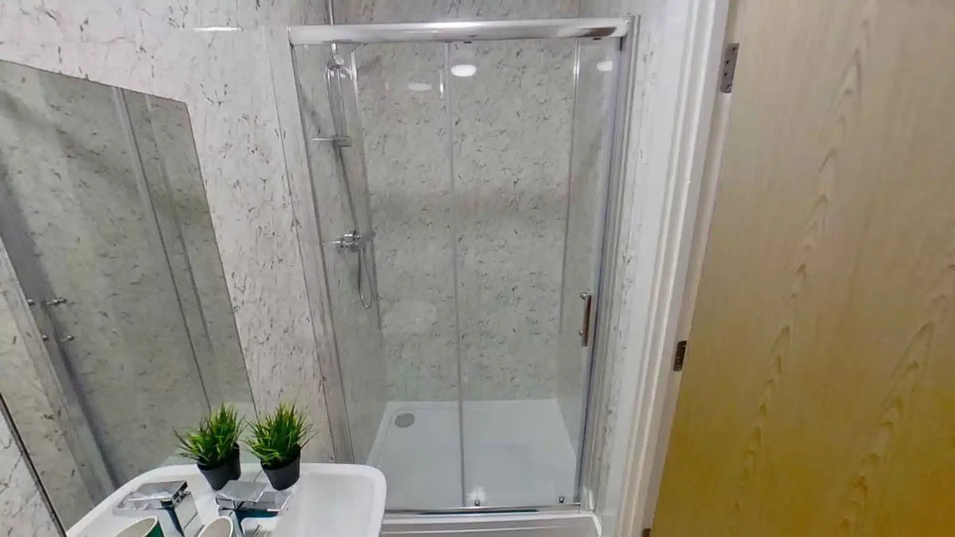 Large Scenic Studio - Bathroom