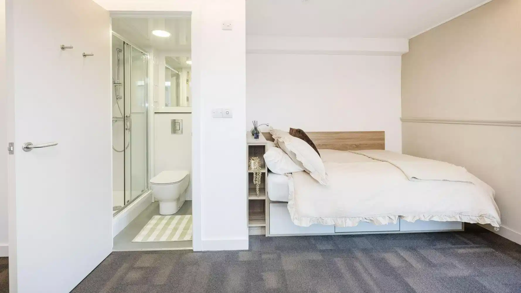 Deluxe Plus Single Ensuite - Bedroom