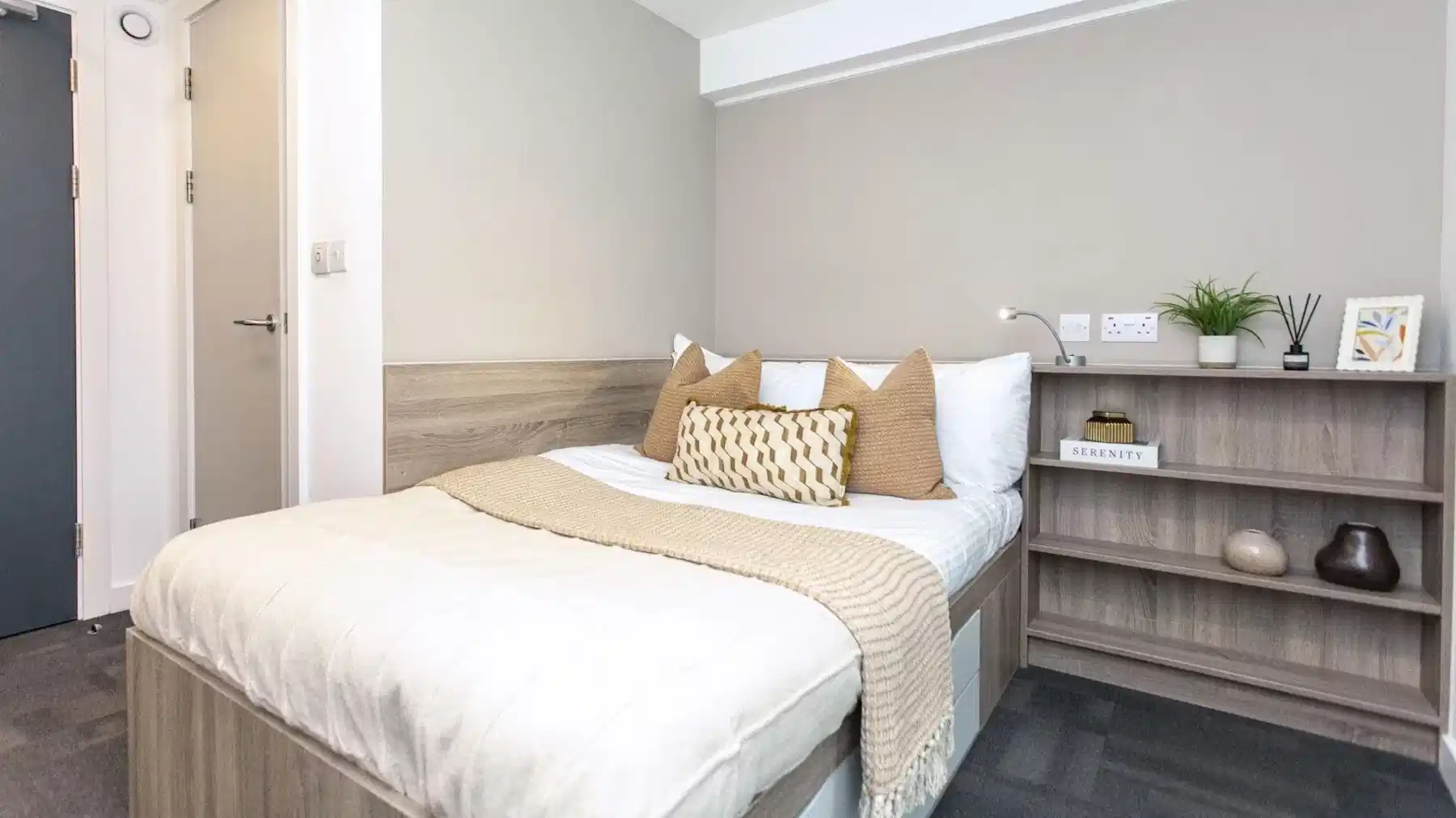 Deluxe Single Ensuite - Bedroom