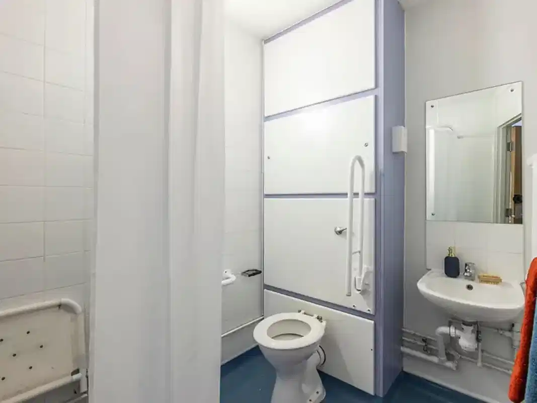5 Bed Premium Ensuite - Bathroom