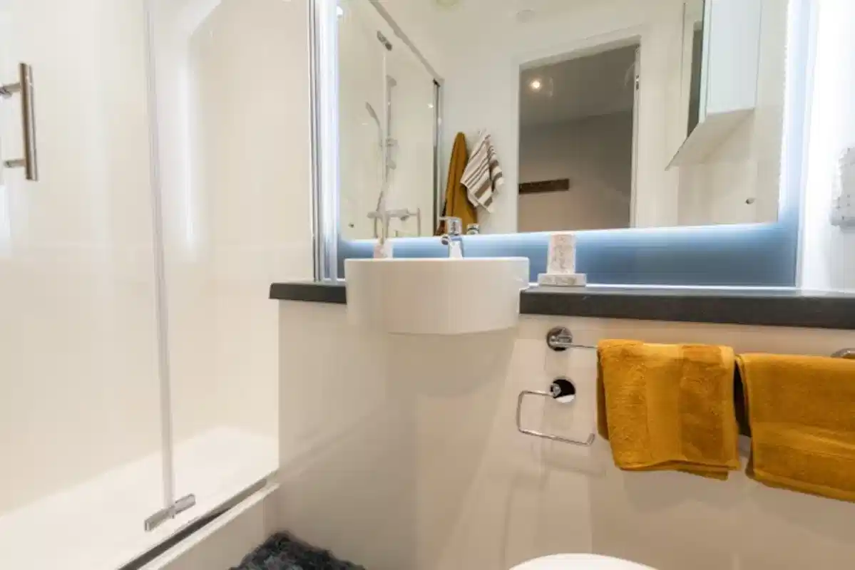 Ensuite Gold - Bathroom