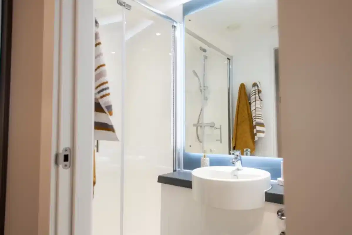 Ensuite Bronze Plus - Bathroom