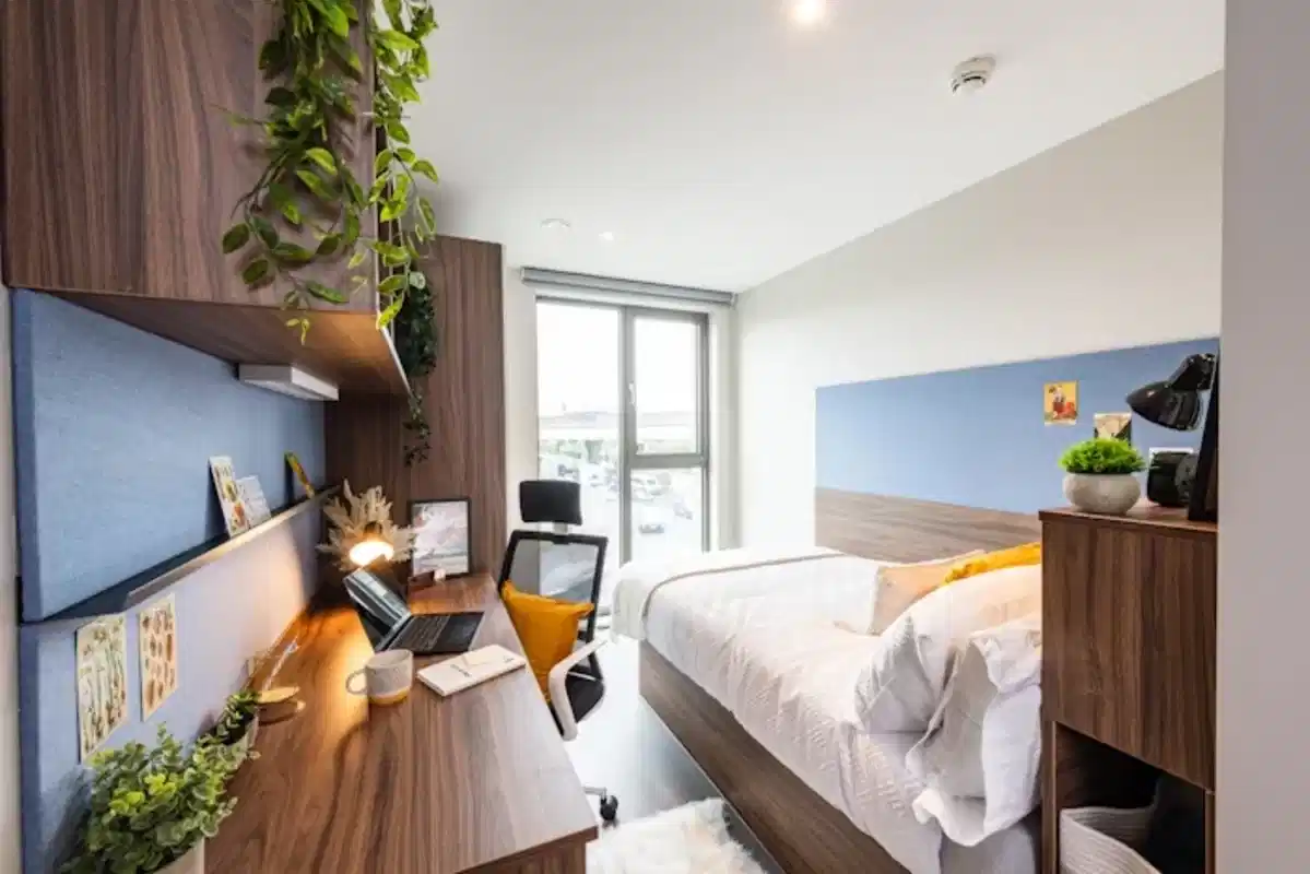 Ensuite Gold - Room