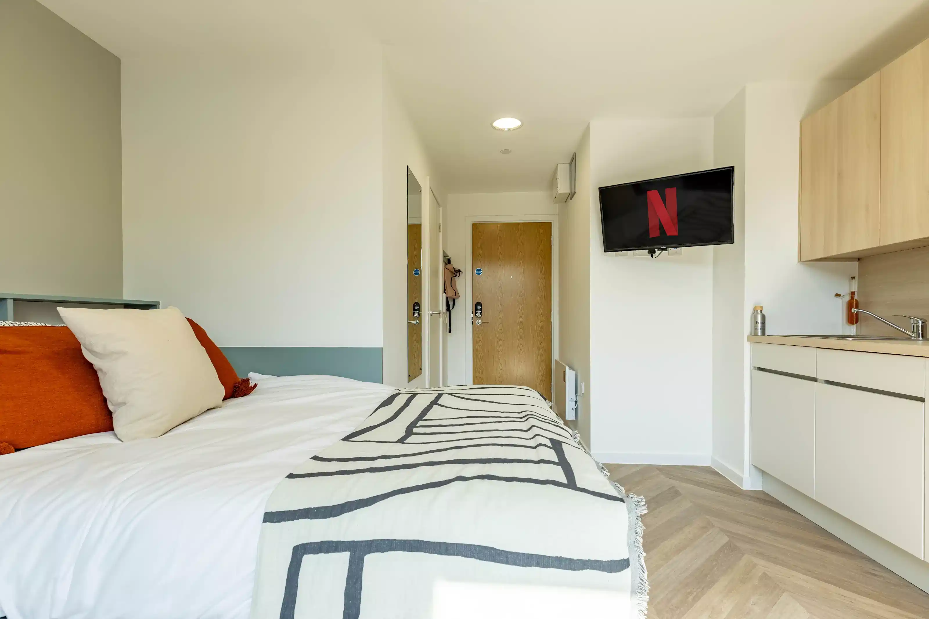 Bronze Studio - Bedroom
