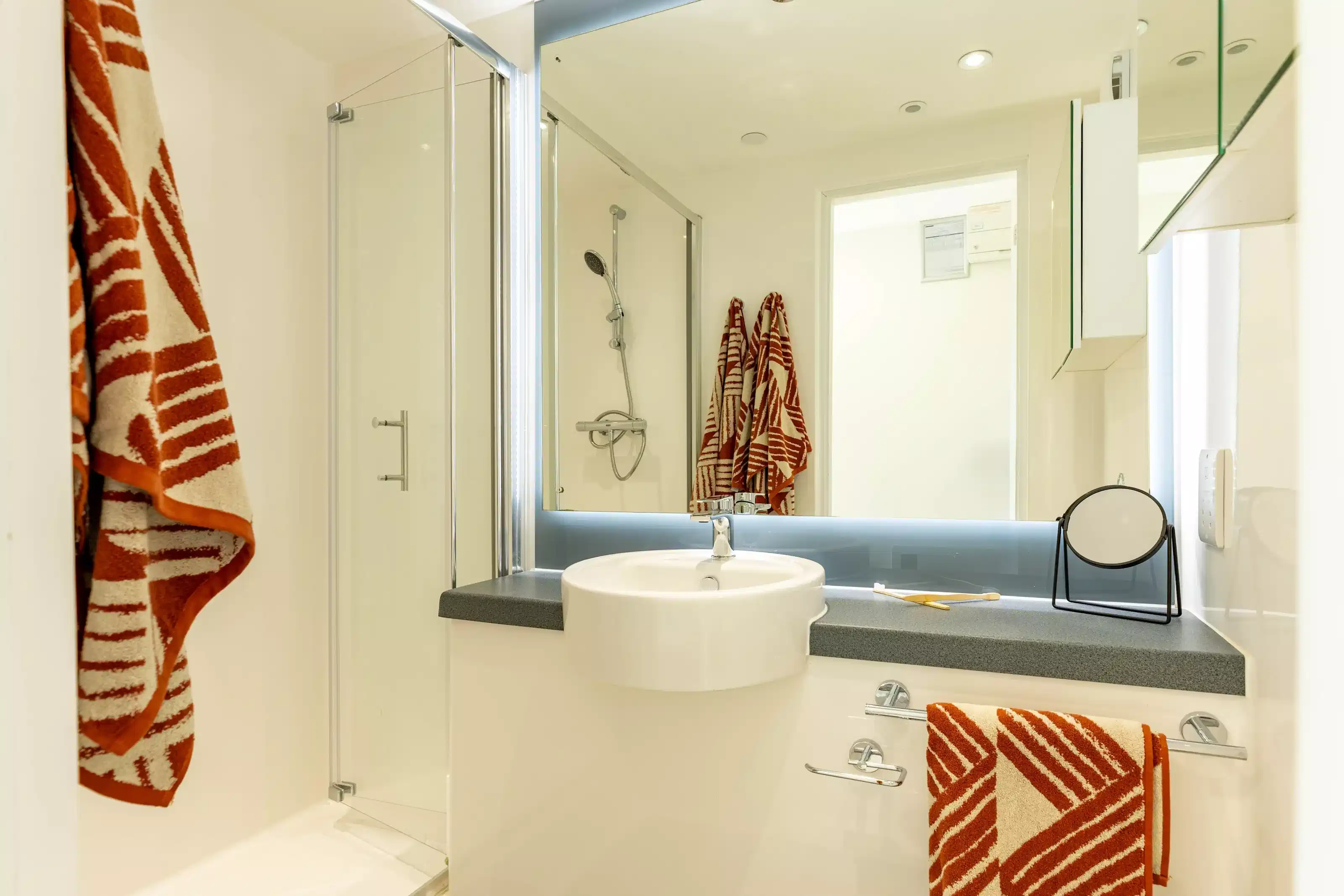 Bronze Studio - Bathroom