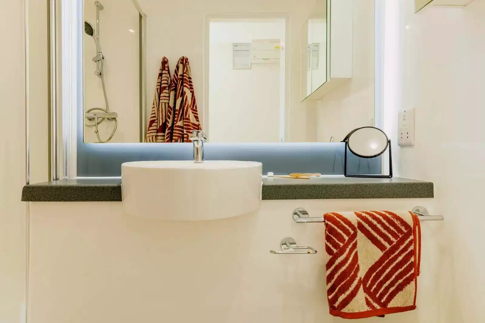 Bronze Studio - Bathroom