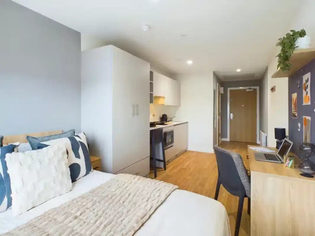 Large Studio - Bedroom