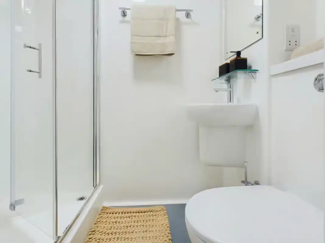 Large Studio - Bathroom