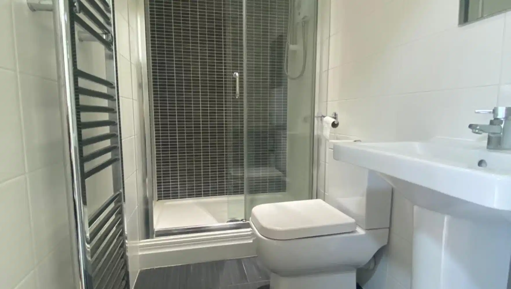 Large Premier Studios - Bathroom