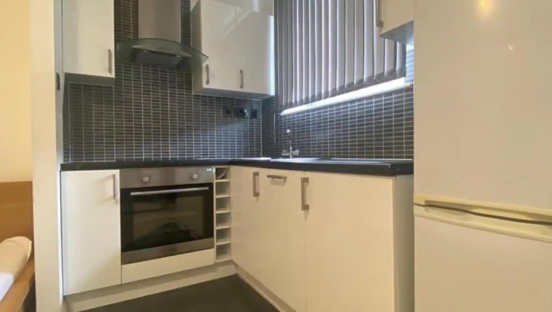 Large Premier Studios - Kitchen