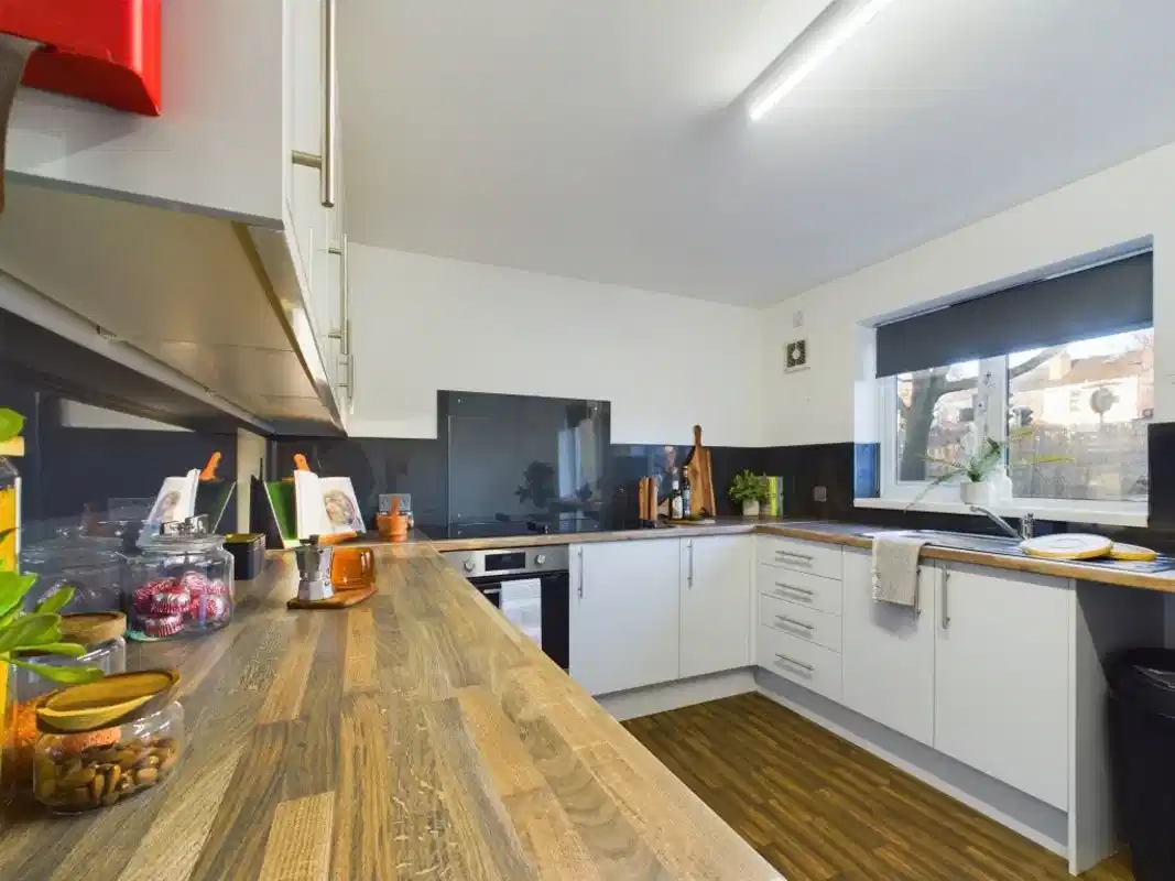 6 Bedroom House - Kitchen