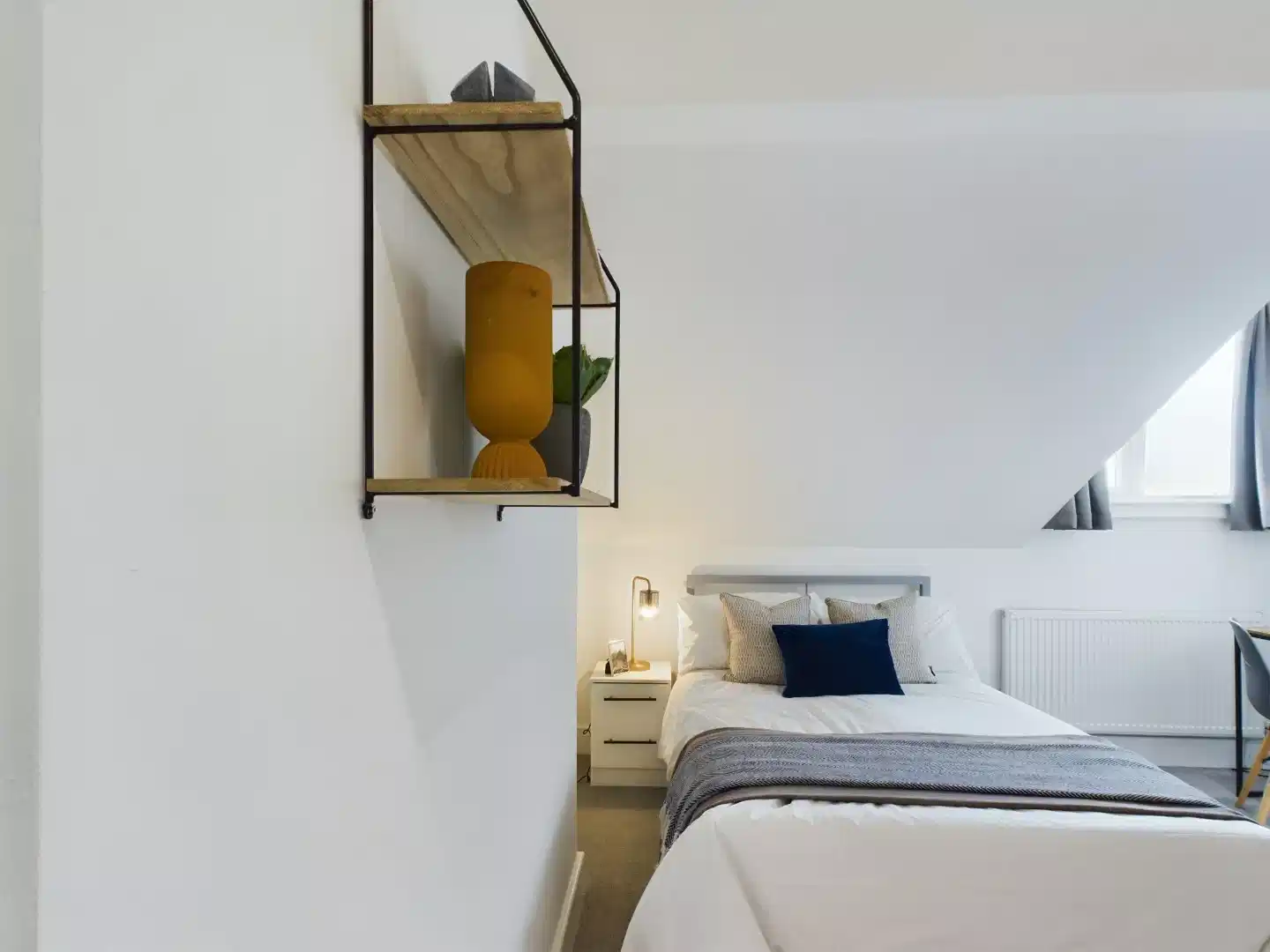 7 Bedroom House - Room