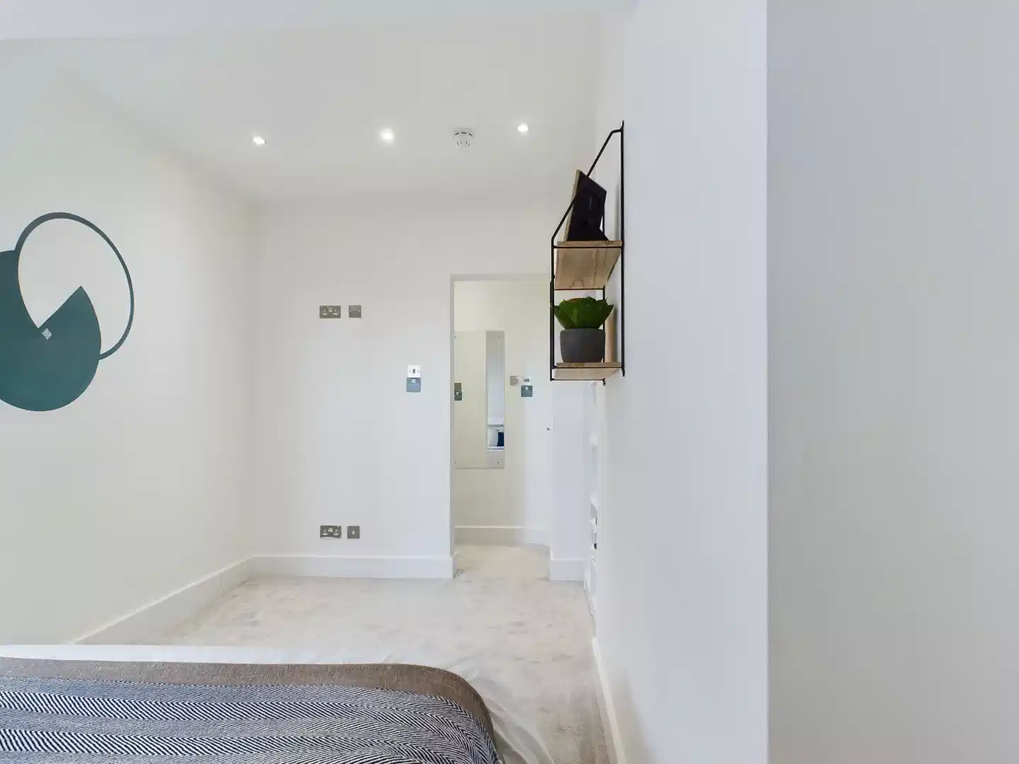 7 Bedroom House - Room