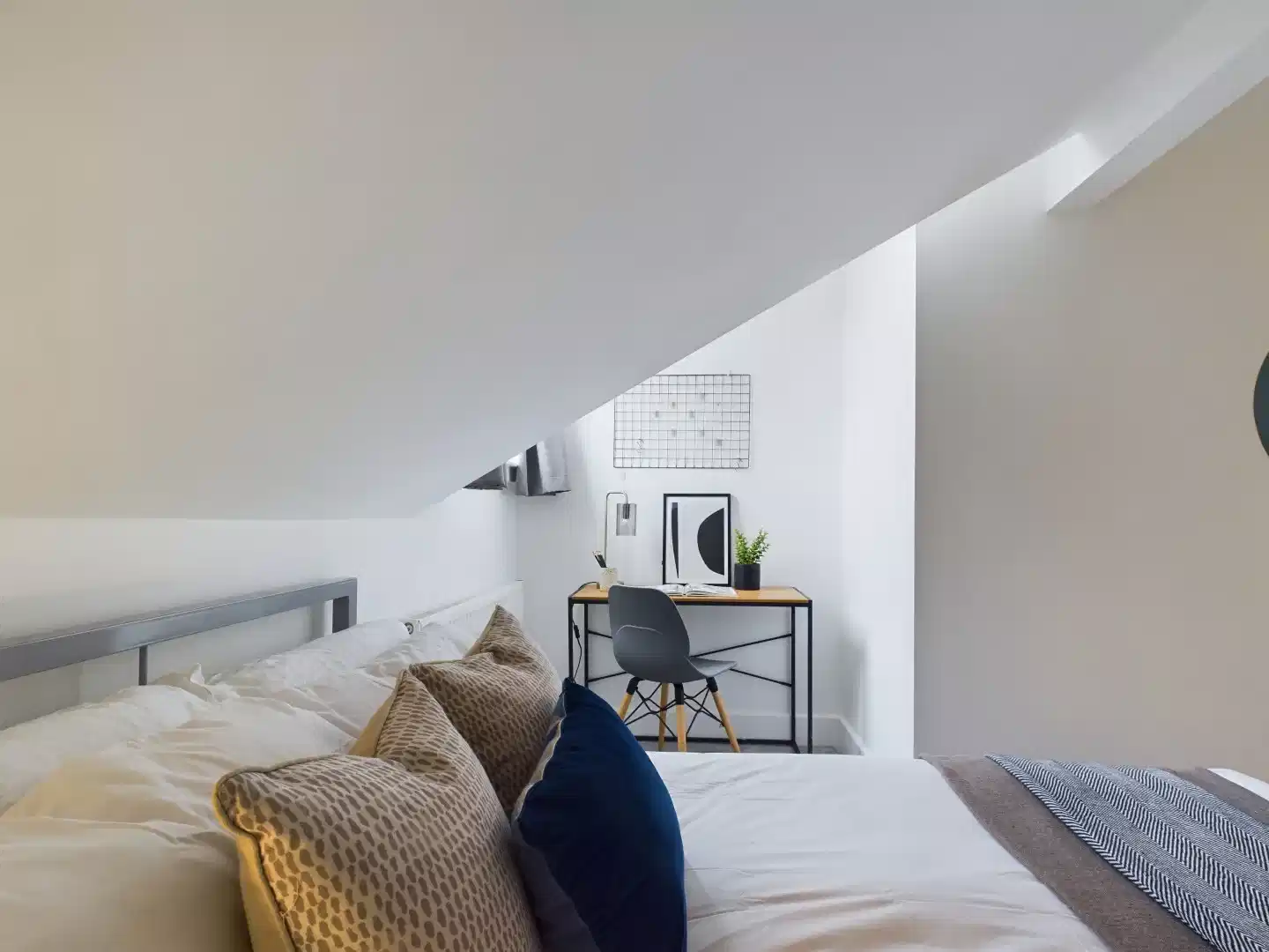 7 Bedroom House - Room