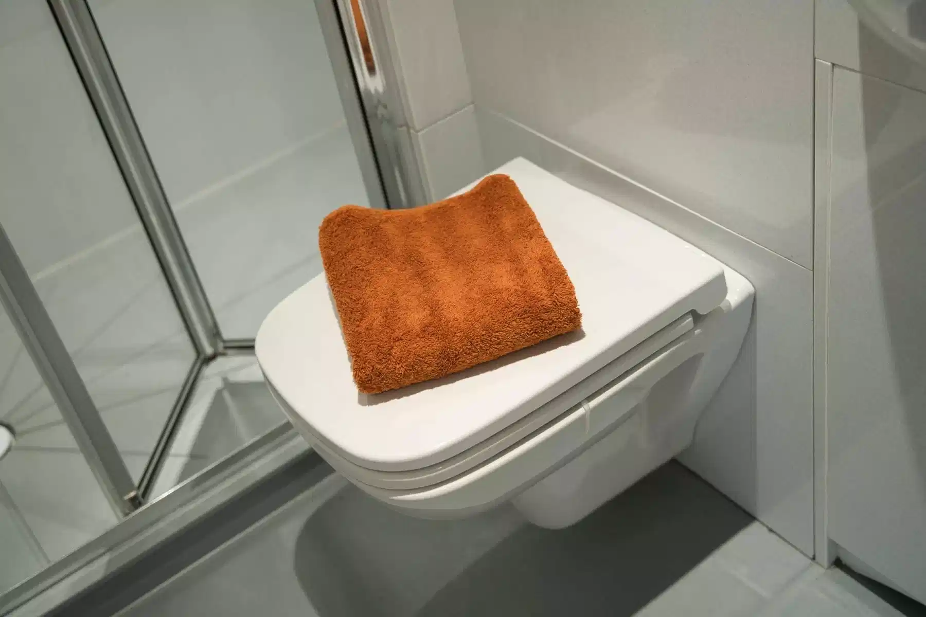 Medium Studio - Bathroom