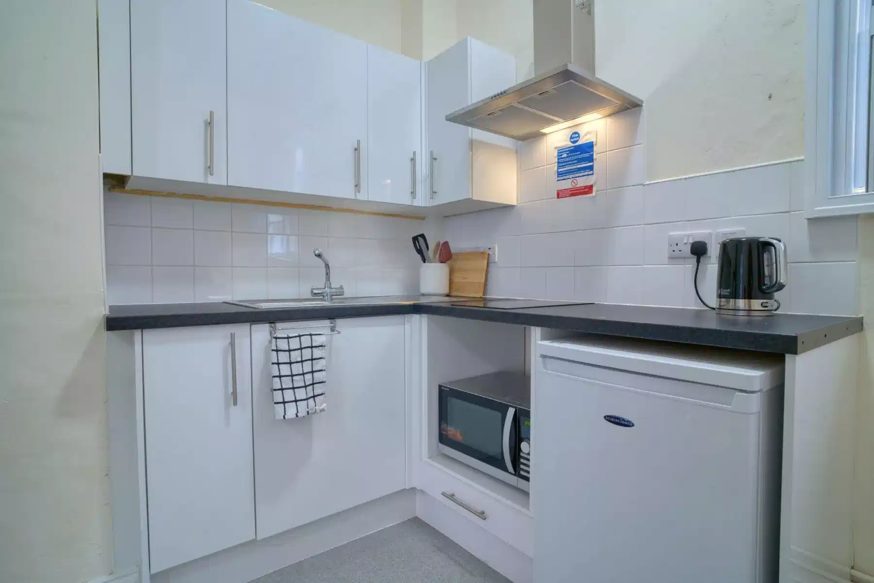 Large Studio - Kitchen