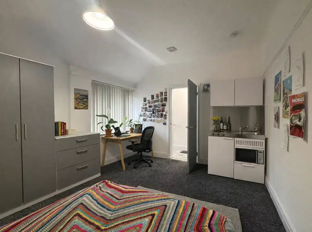Studio | 10C - Bedroom