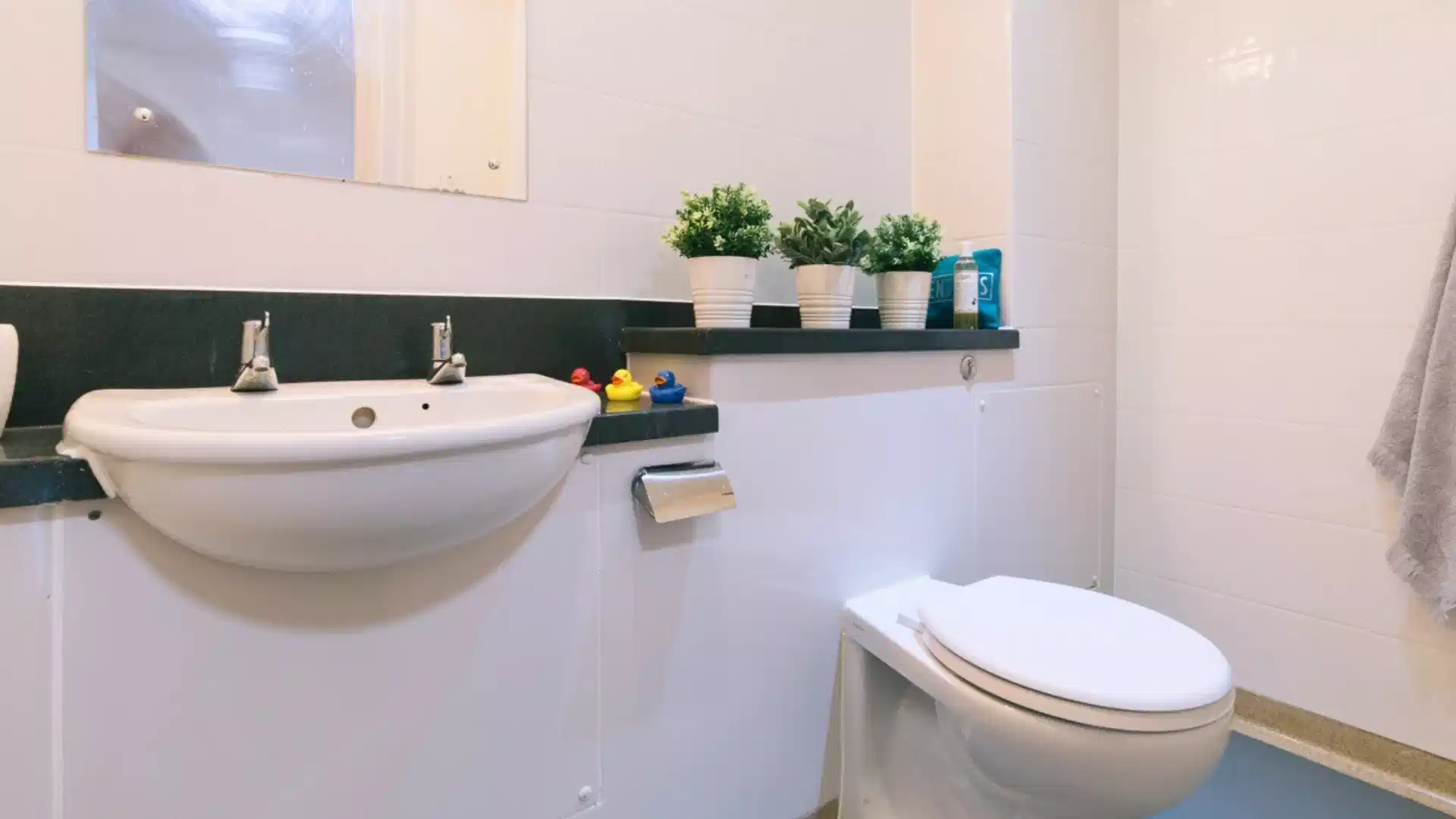 Classic 2 Bed Apartment - Bathroom