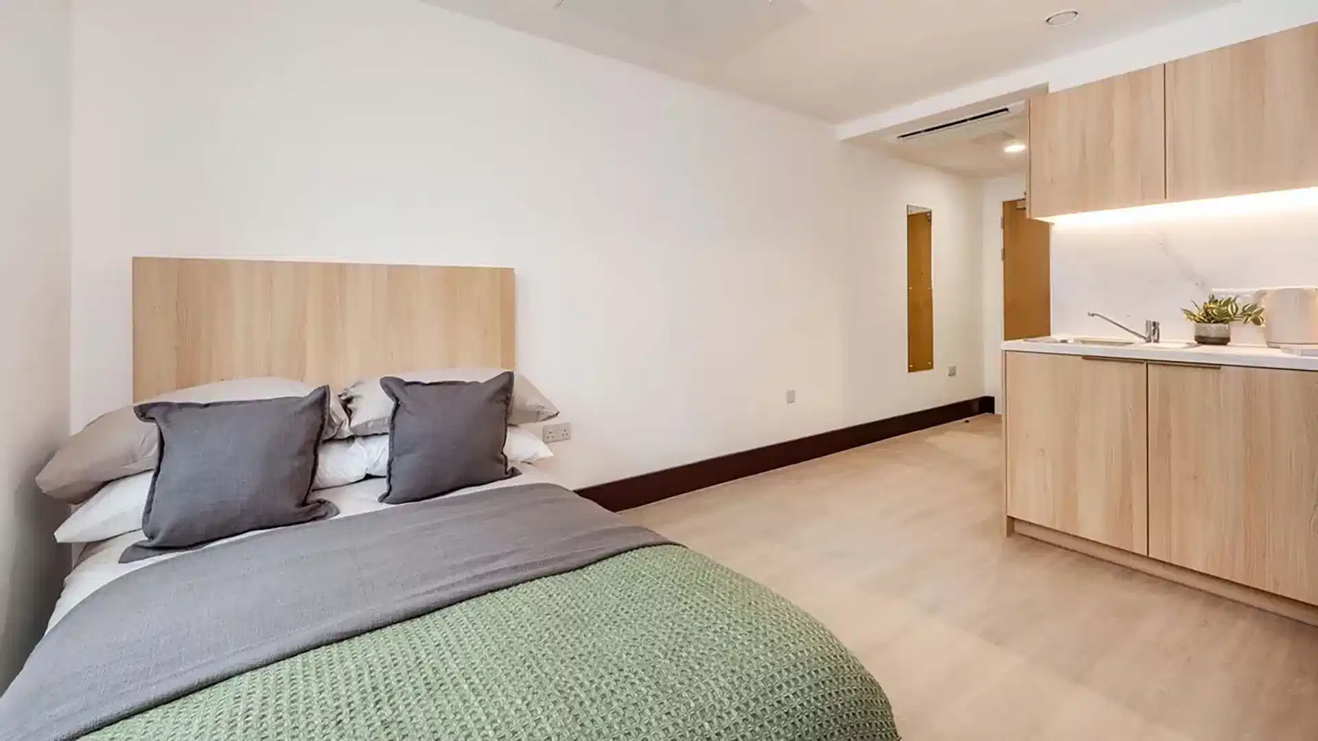 Silver Studio - Bedroom