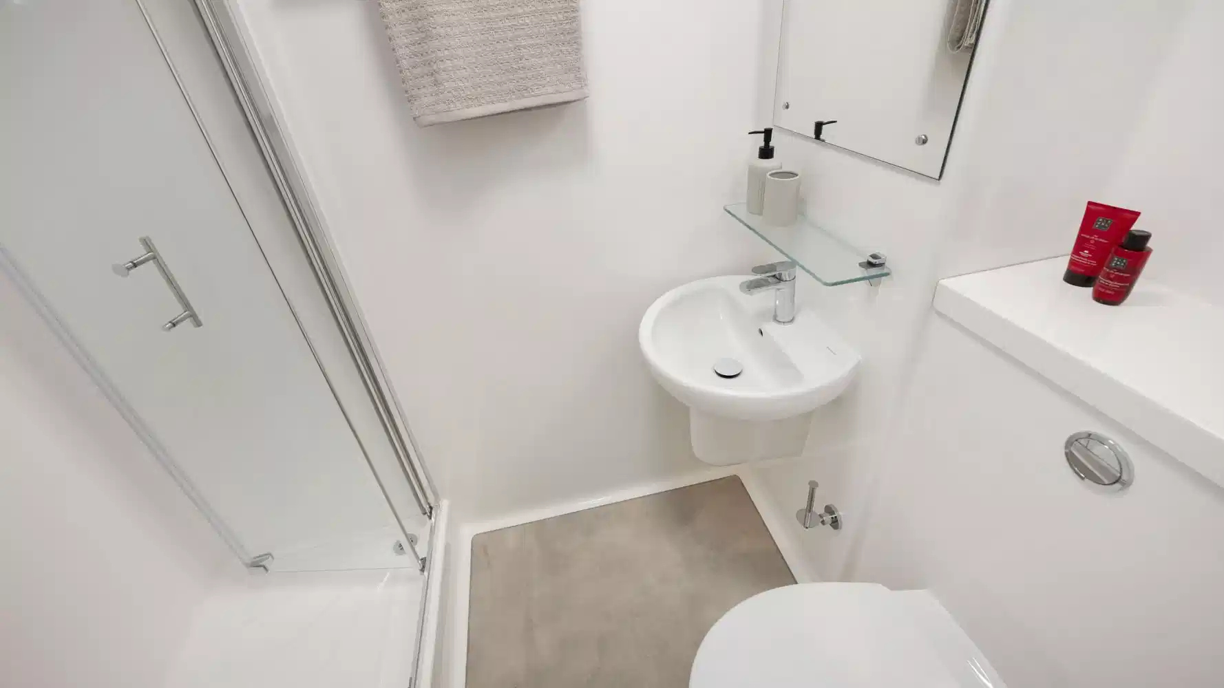 Deluxe Studio - Bathroom