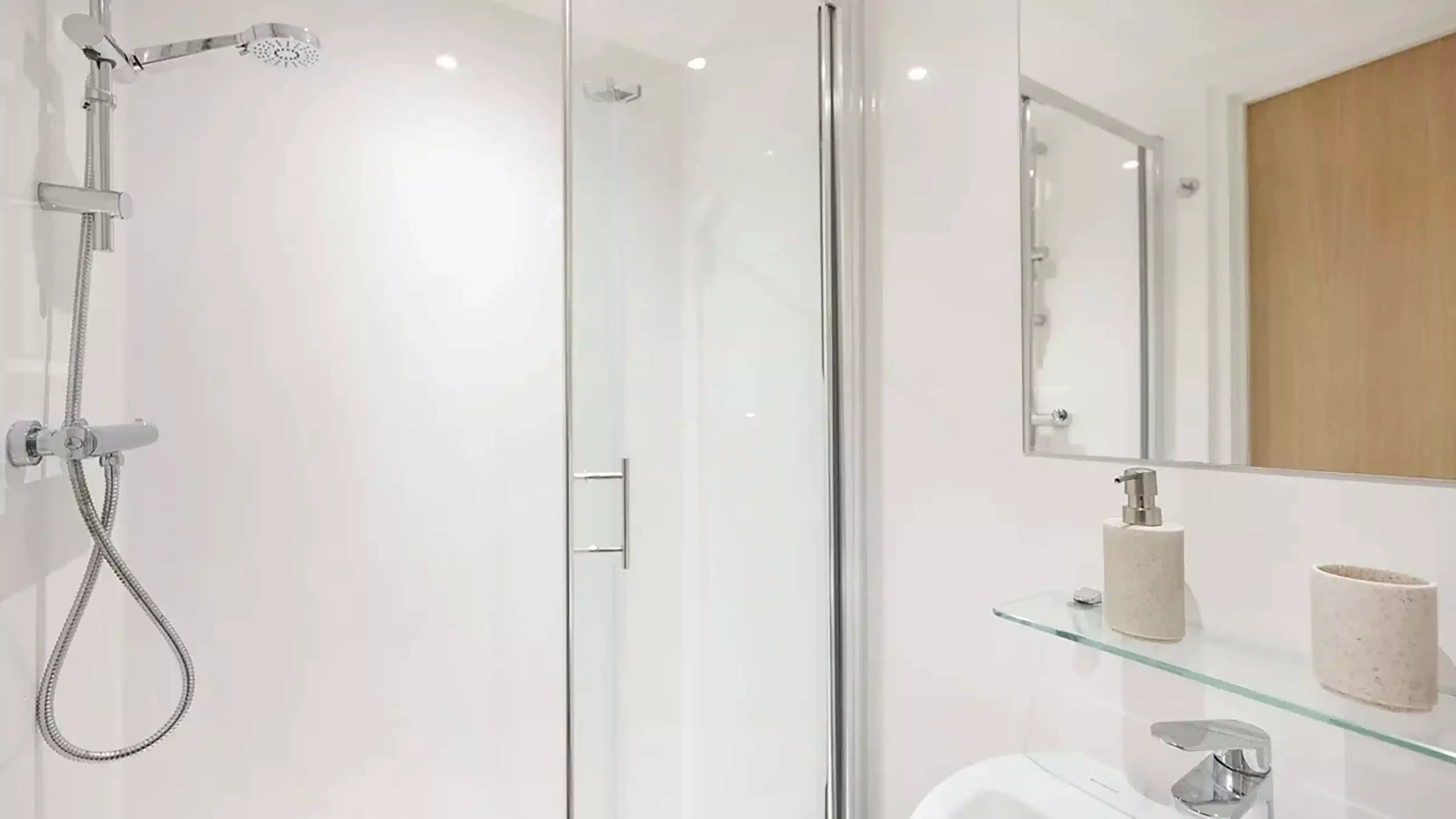 Deluxe Studio - Bathroom