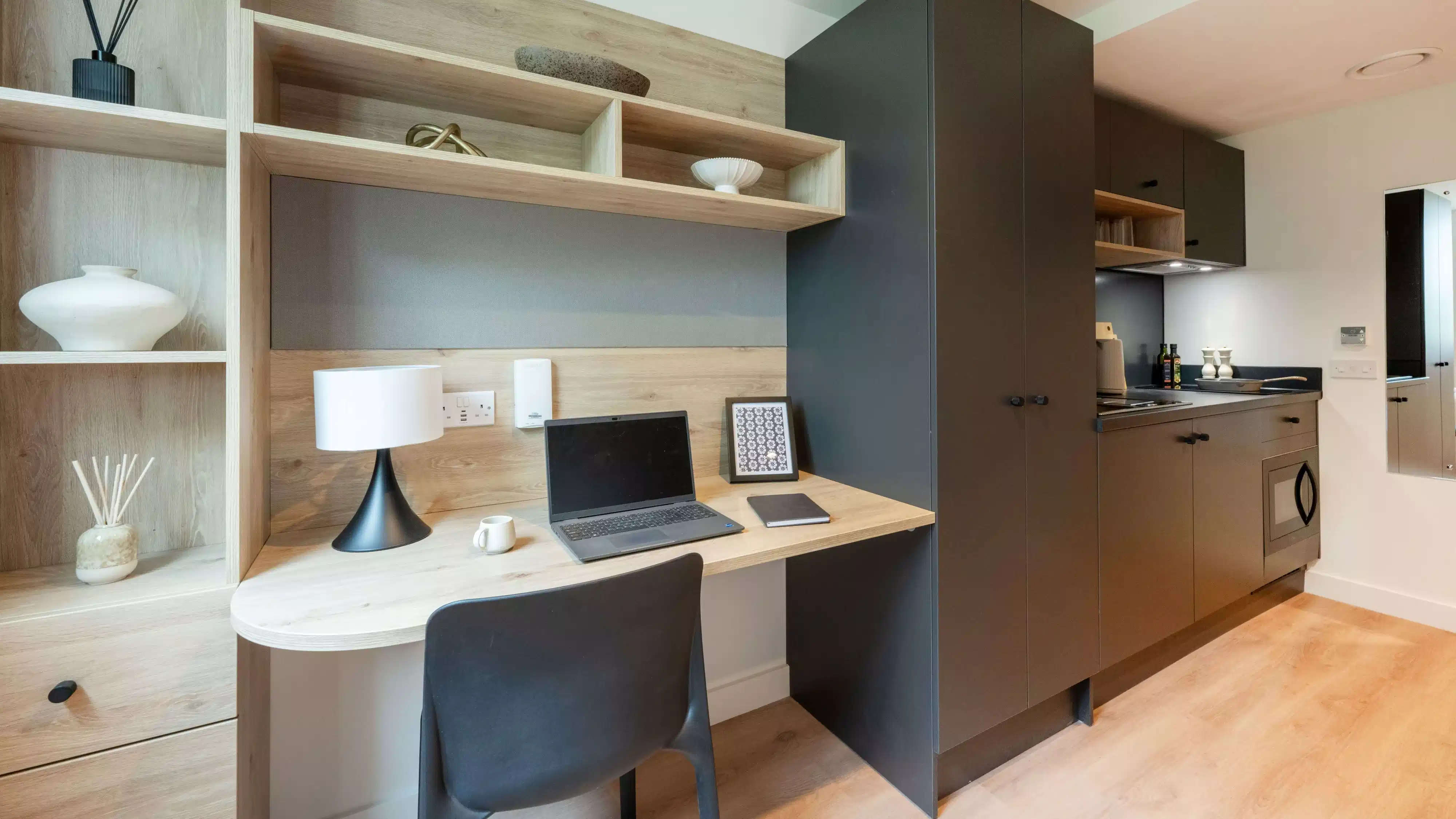 Large Classic Studio - Kitchen