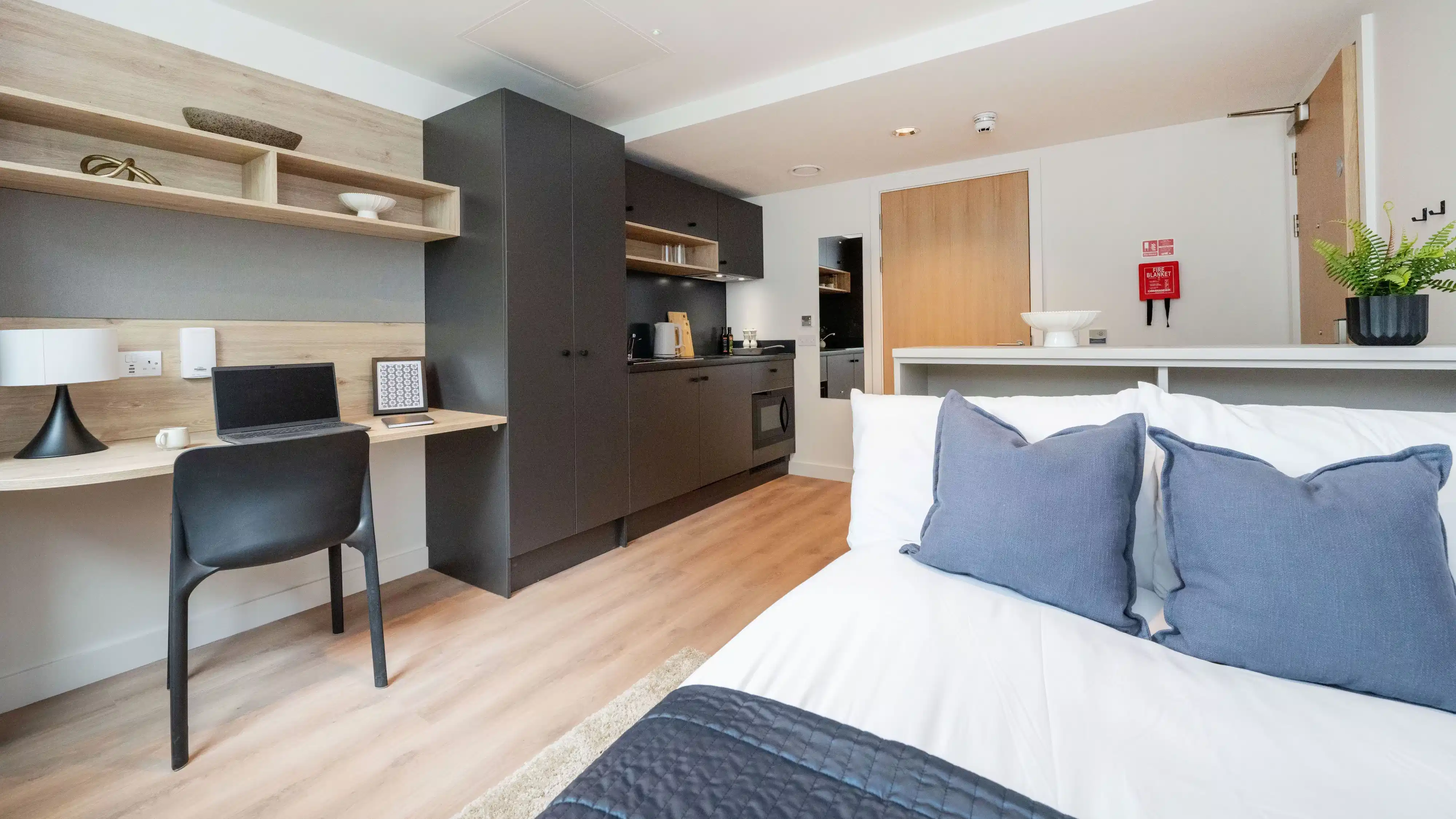 Large Classic Studio - Bedroom