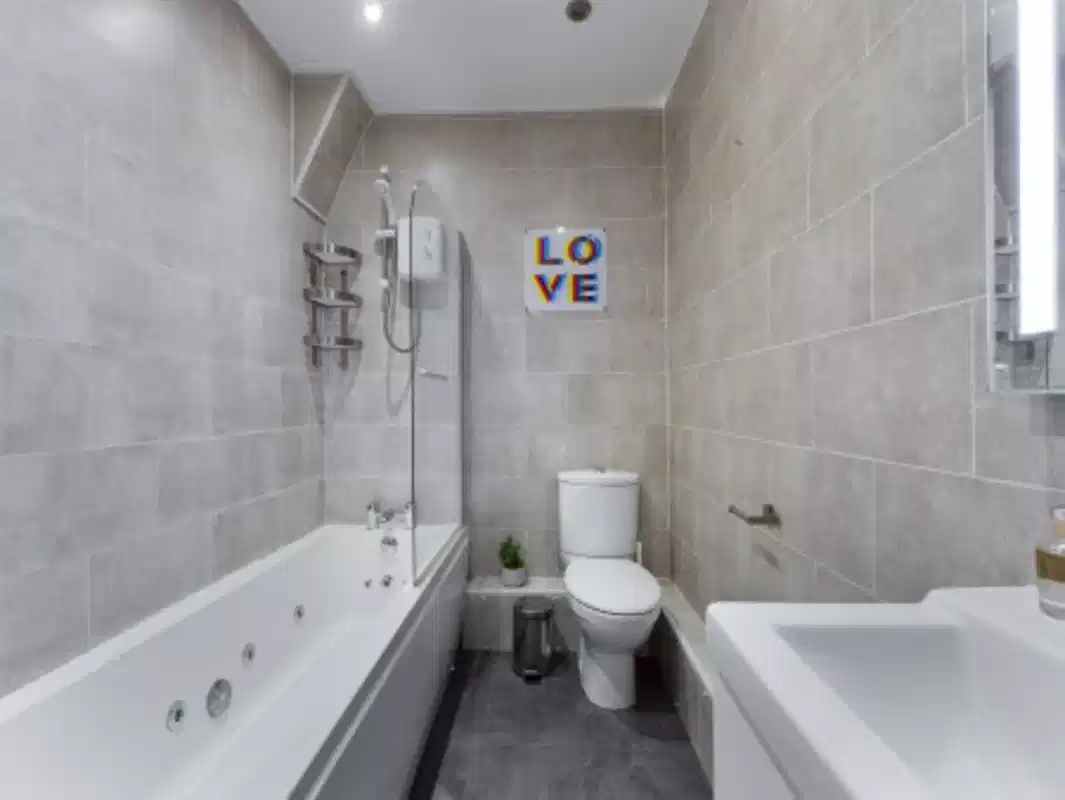 9 Bedroom House - Bathroom
