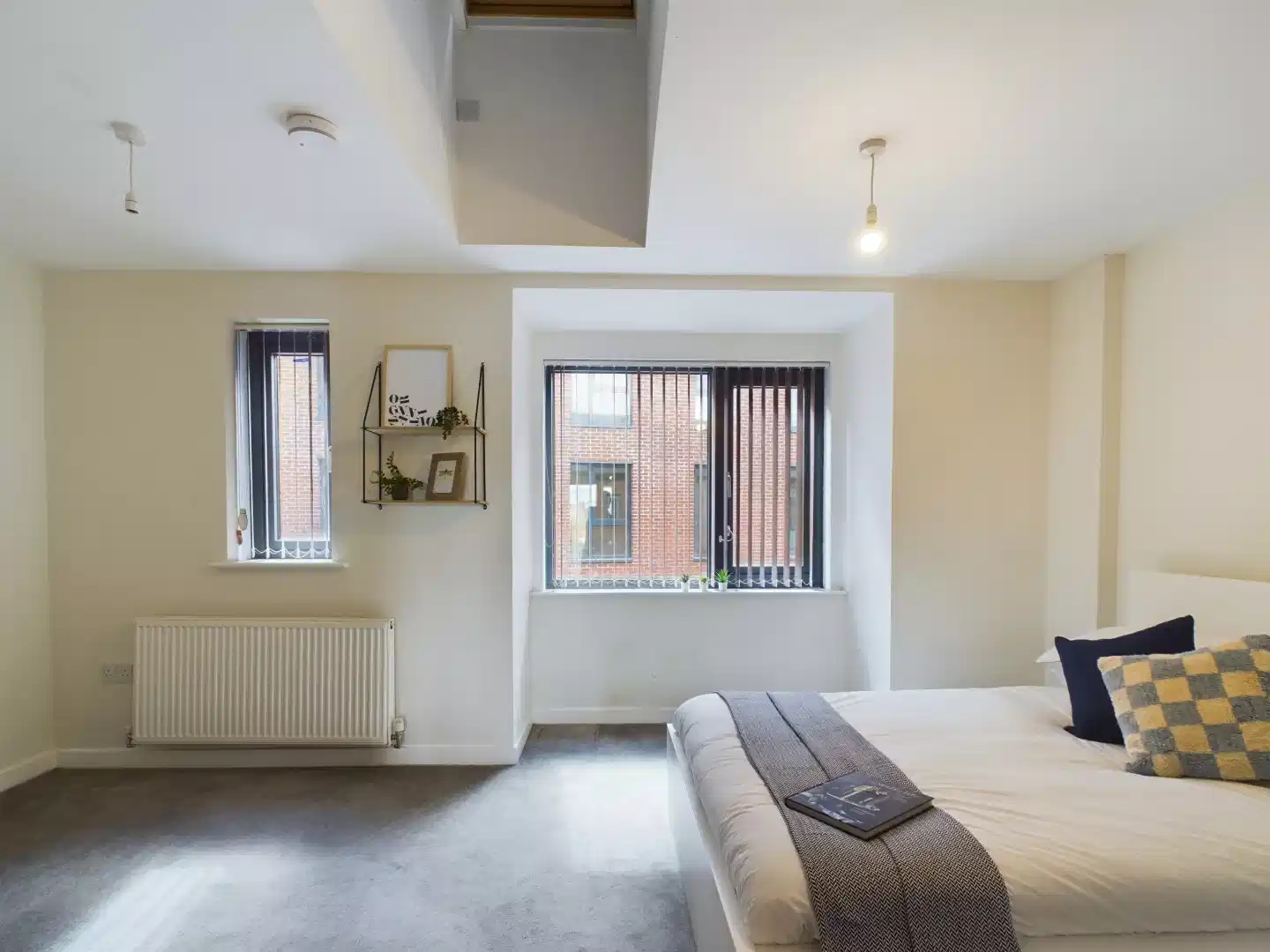 9 Bedroom House - Room