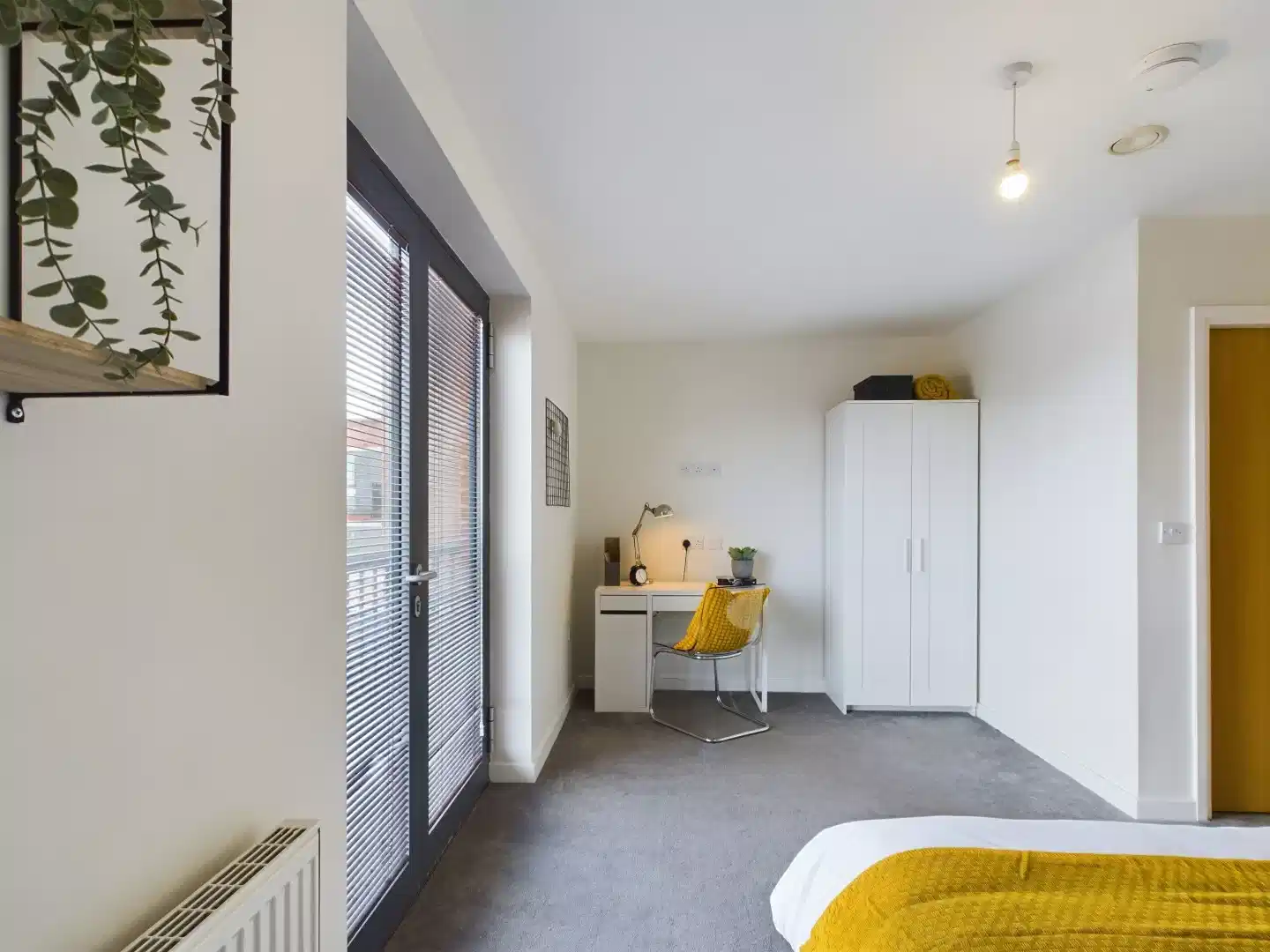 9 Bedroom House - Room